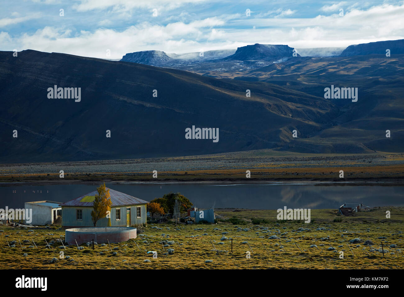 Ancienne ferme en acier ondulé et petit lac près de El Chalten, Patagonie, Argentine, Amérique du Sud Banque D'Images