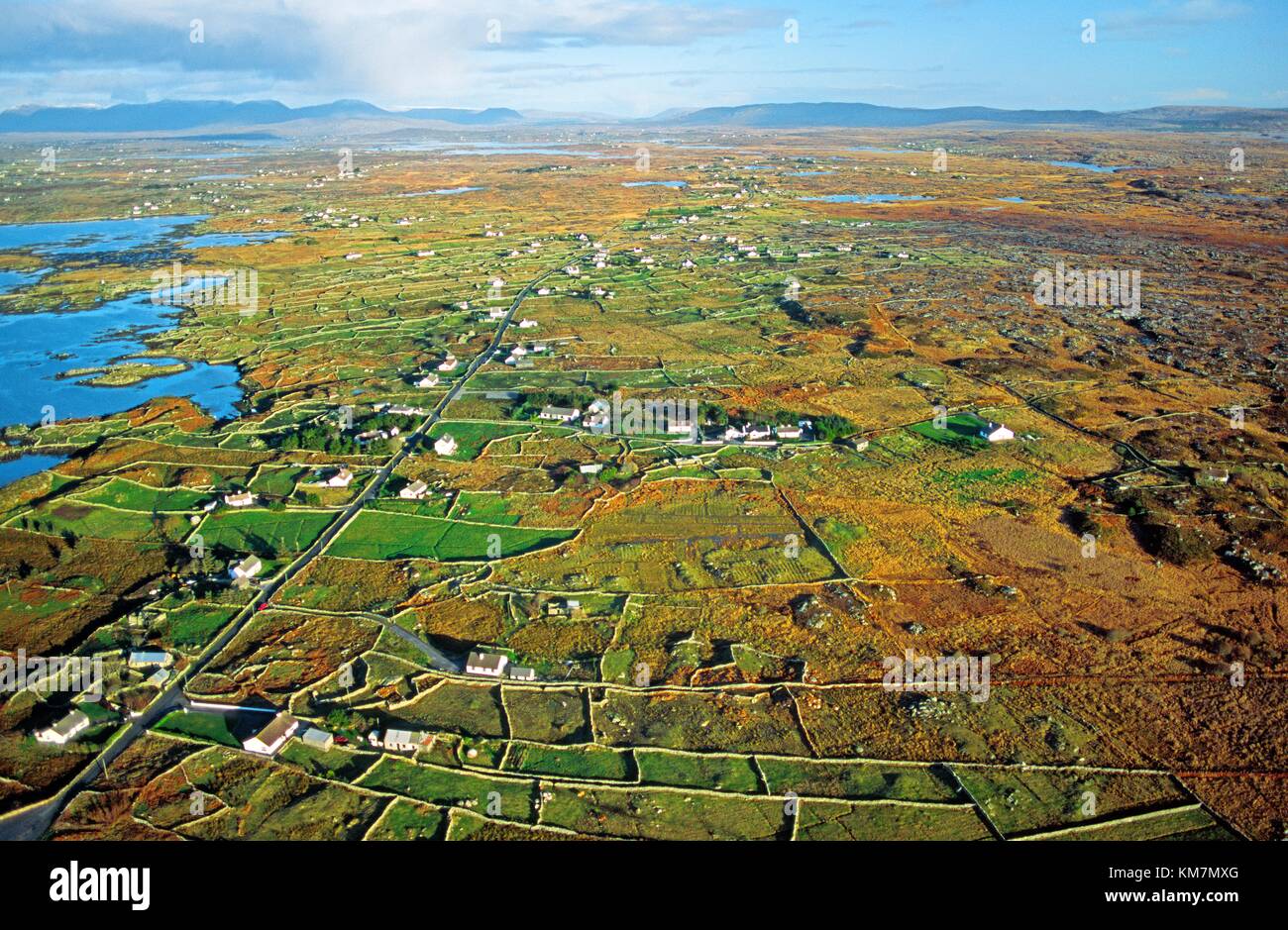 Paysage typique du Connemara de terrain rocheux, de petites fermes marginales, de criques de marée et de petits lacs. Comté de Galway, ouest de l'Irlande Banque D'Images