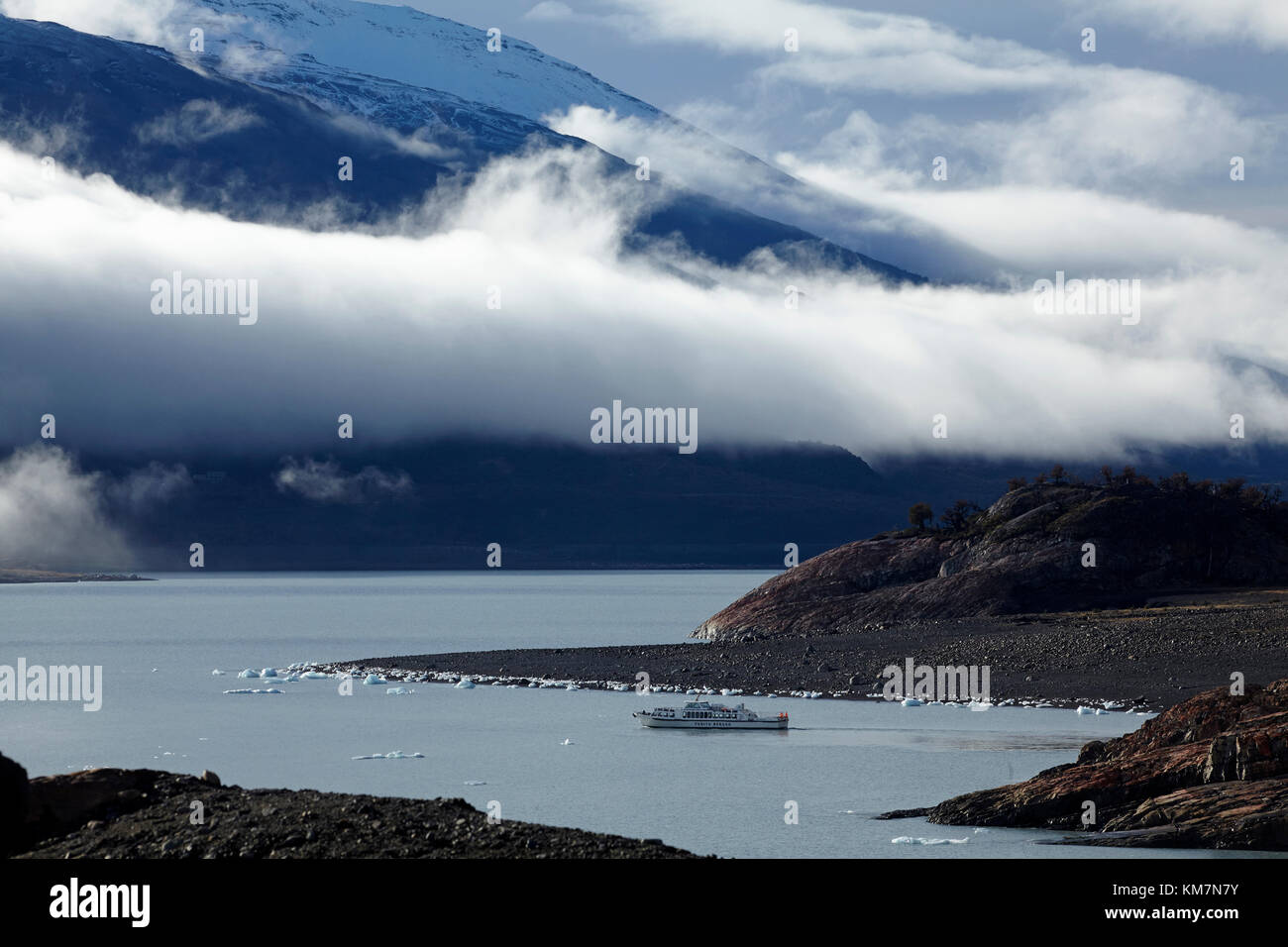 Bateau de tourisme de Perito Moreno Glacier, Parque Nacional Los Glaciares (zone du patrimoine mondial), Patagonie, Argentine, Amérique du Sud Banque D'Images