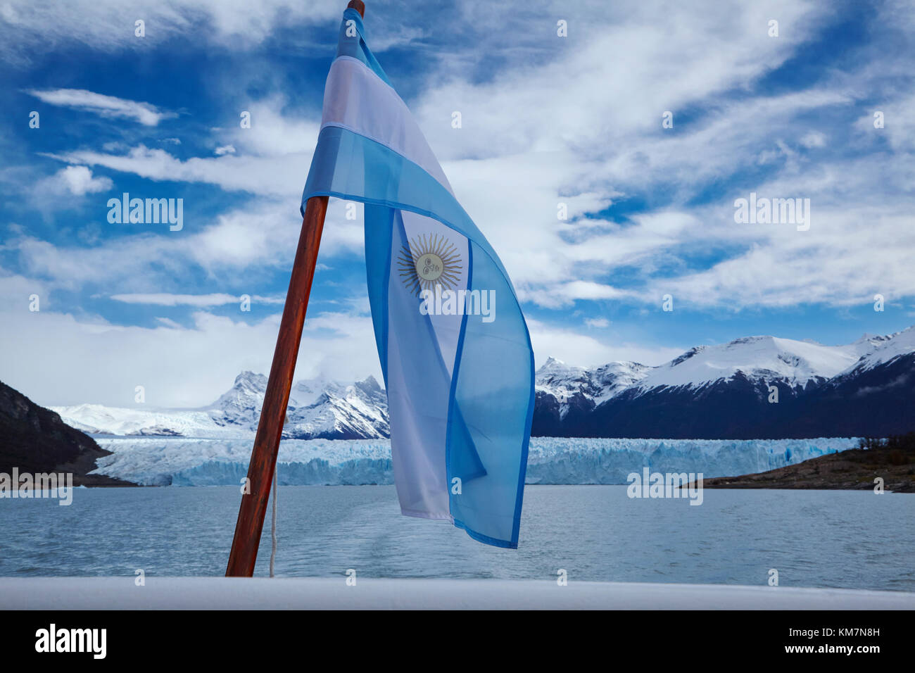 L'Argentine drapeau sur bateau de tourisme, du lac Argentino, et le glacier Perito Moreno, Parque Nacional Los Glaciares (zone du patrimoine mondial), Patagonie, Argentine, Banque D'Images