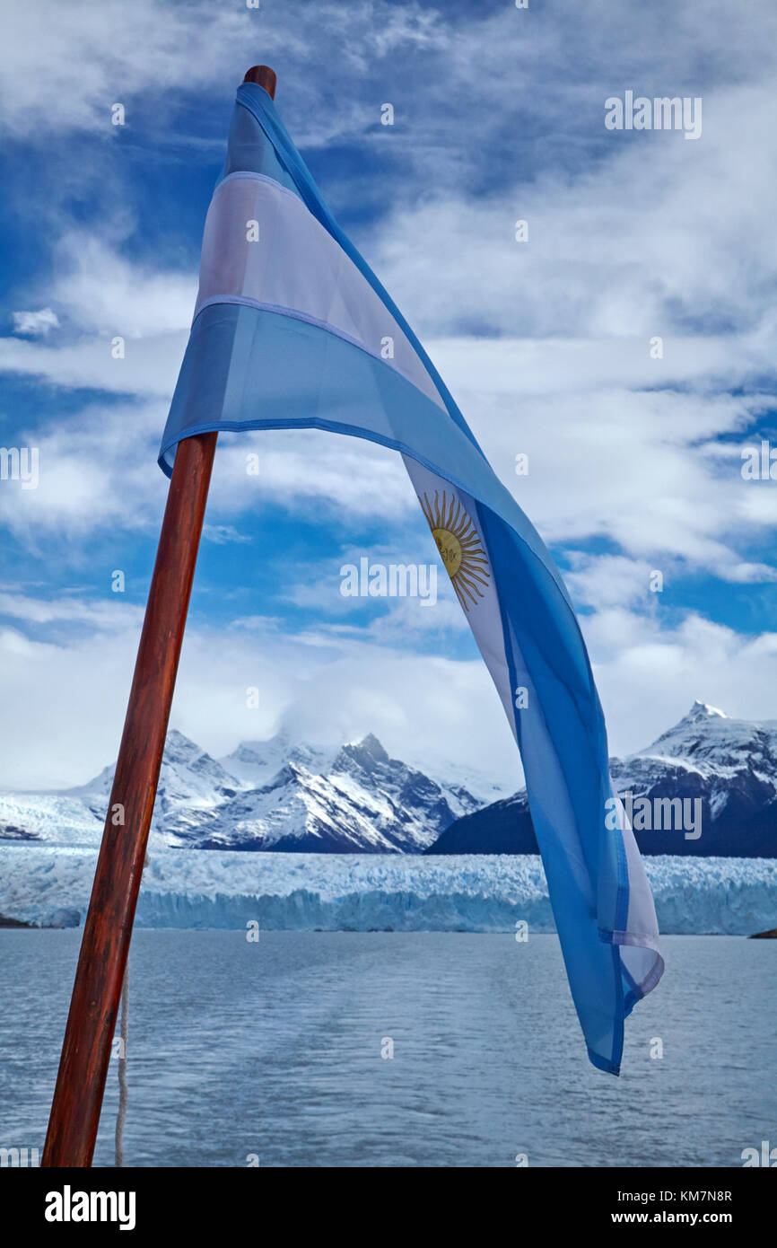 L'Argentine drapeau sur bateau de tourisme, du lac Argentino, et le glacier Perito Moreno, Parque Nacional Los Glaciares (zone du patrimoine mondial), Patagonie, Argentine, Banque D'Images