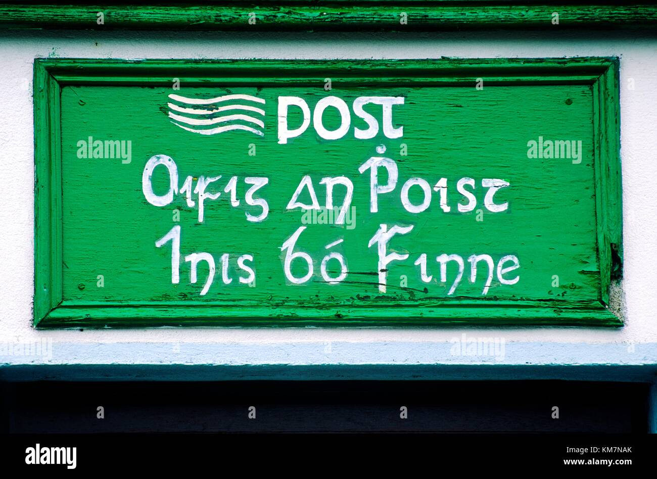 Bureau de poste en gaélique irlandais signe la main peinte sur l'île d'Inishbofin au large de la côte du comté de Galway à l'ouest de l'Irlande Banque D'Images