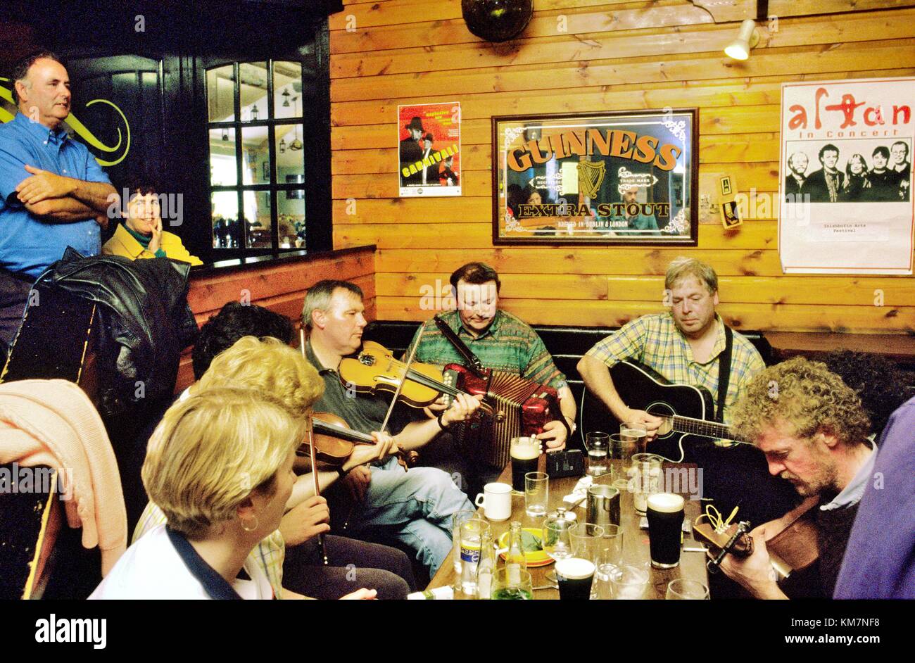 Session de musique pub irlandais traditionnel en jours Bar sur la côte ouest de l'île d'Inishbofin, comté de Galway, Irlande. Banque D'Images
