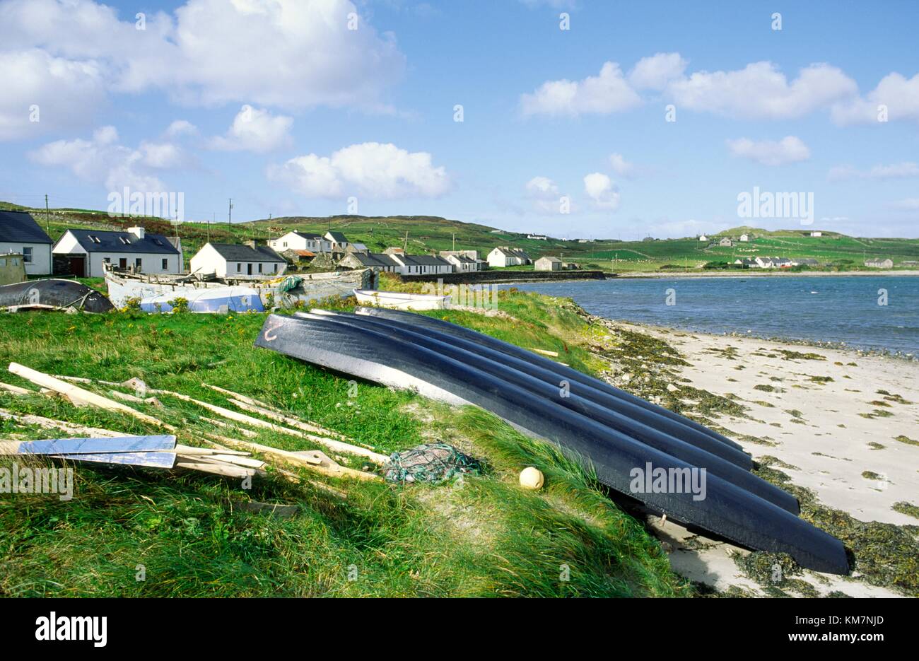 Bateaux traditionnels currachs toile sur côte est de l'île d'Inishbofin au large de la côte ouest du comté de Galway, Irlande. Banque D'Images