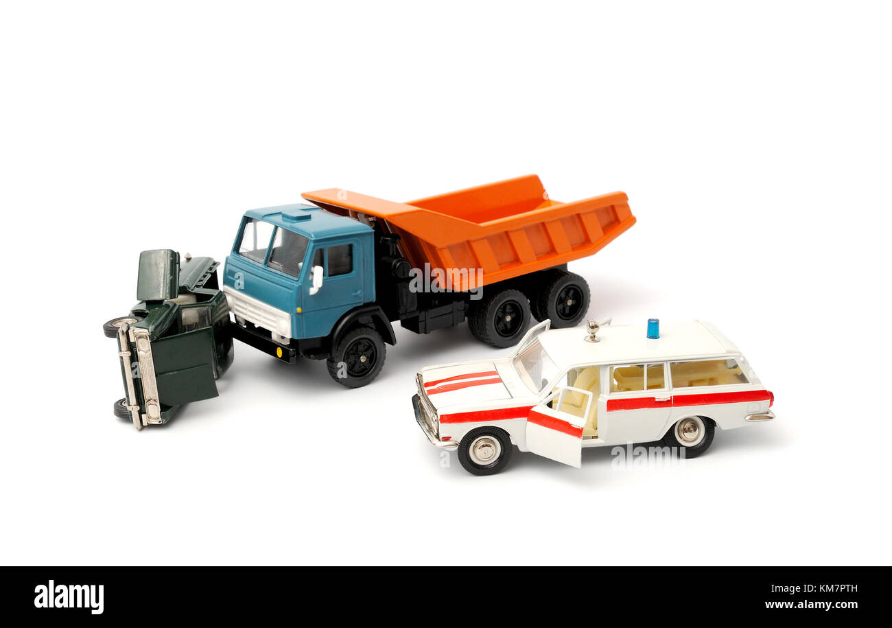 Voitures en accident sur un fond blanc et ambulance Banque D'Images