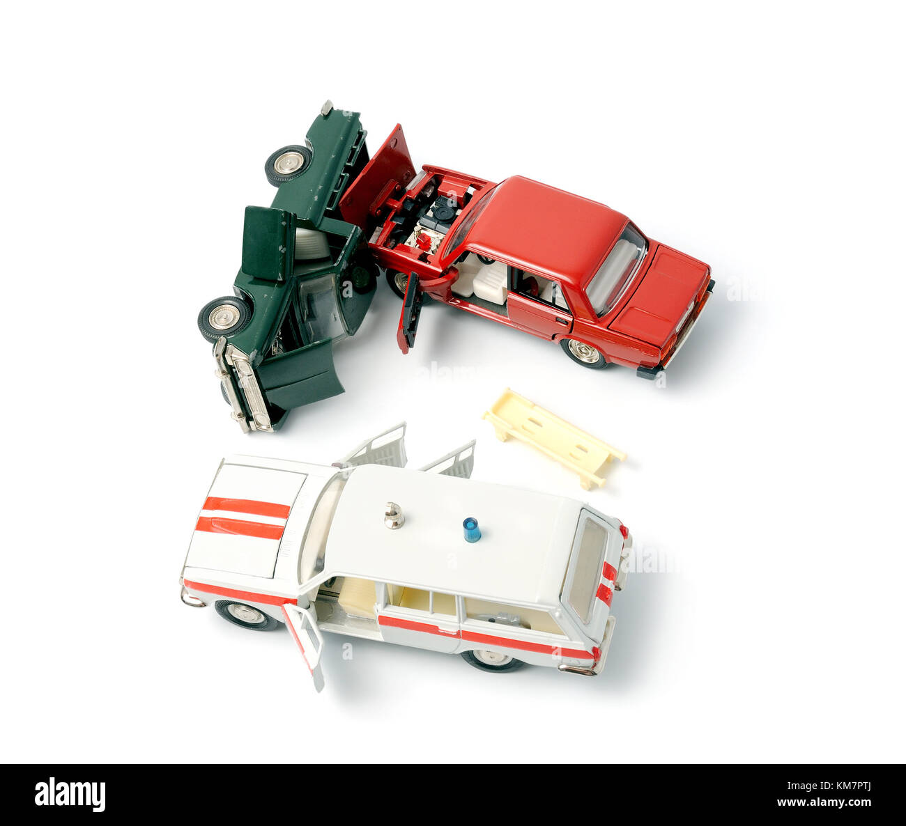 Voitures en accident sur un fond blanc et ambulance Banque D'Images