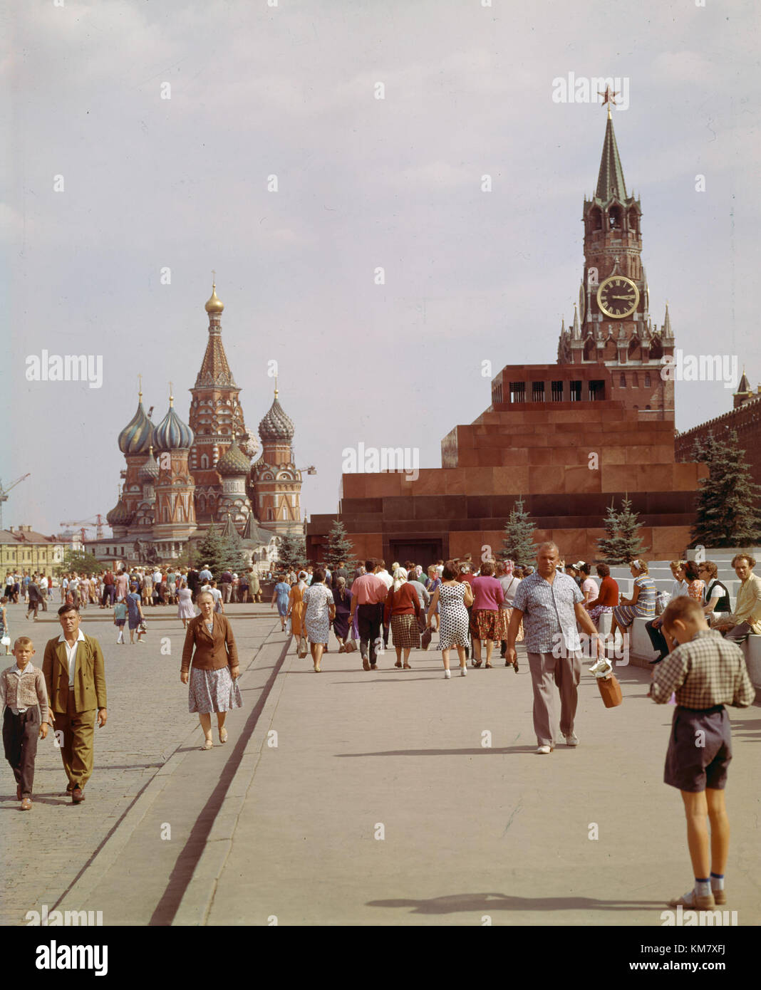 Russie. URSS. Moscou. 1960ème. La place Rouge et le mur du Kremlin ...