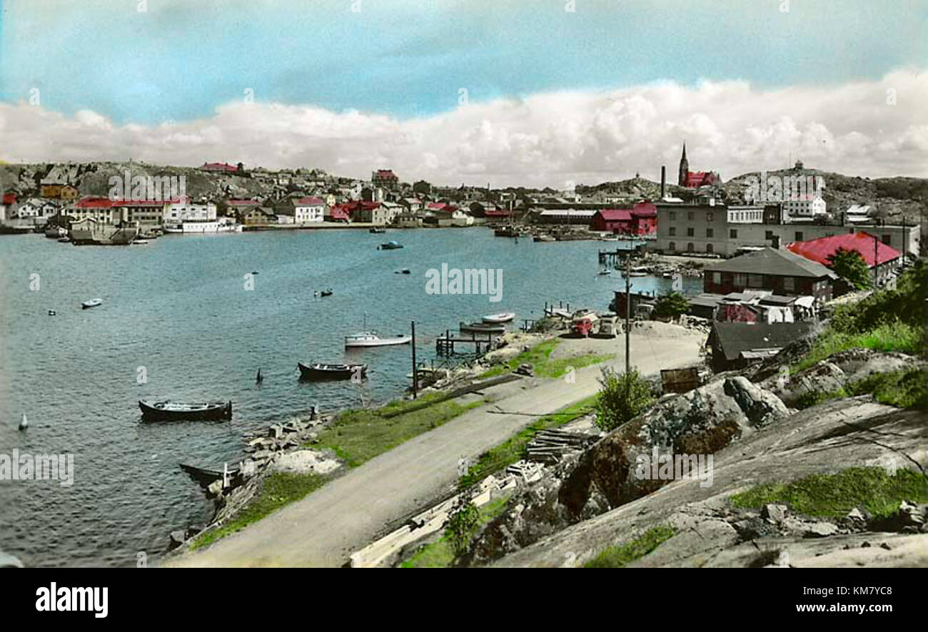 Lysekil, située en Suède, est une ville côtière connue pour ses vues panoramiques et son histoire maritime. Cette image représente probablement un bâtiment ou un site historique de la ville, reflétant son patrimoine culturel et régional, en particulier en ce qui concerne l'industrie maritime. Banque D'Images