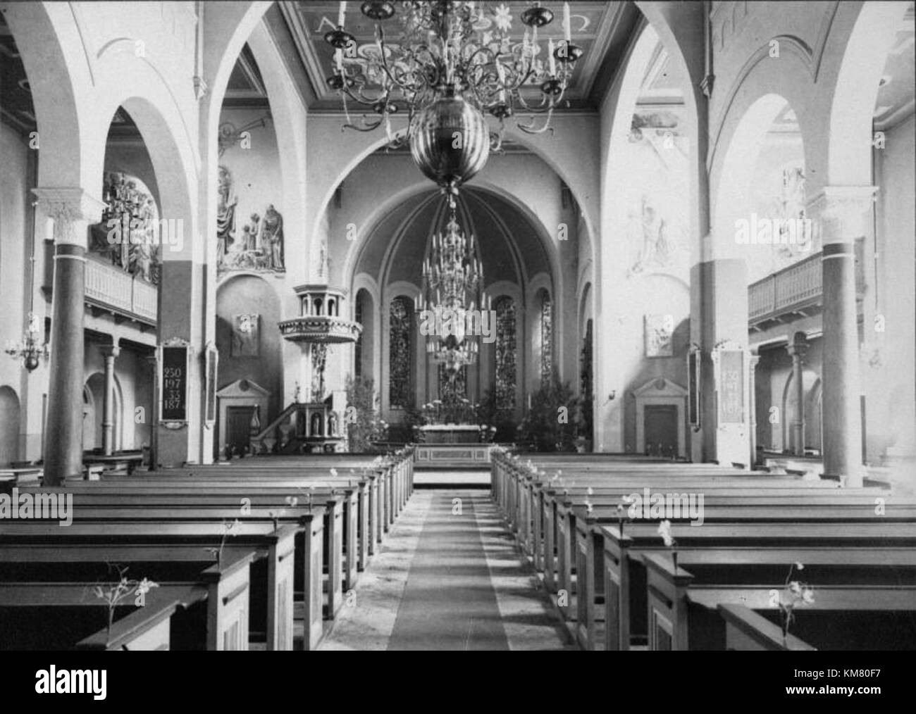 Nora Kyrka, située en Suède, est une église historique importante qui présente l'architecture classique suédoise et sert de repère religieux et culturel important. Banque D'Images
