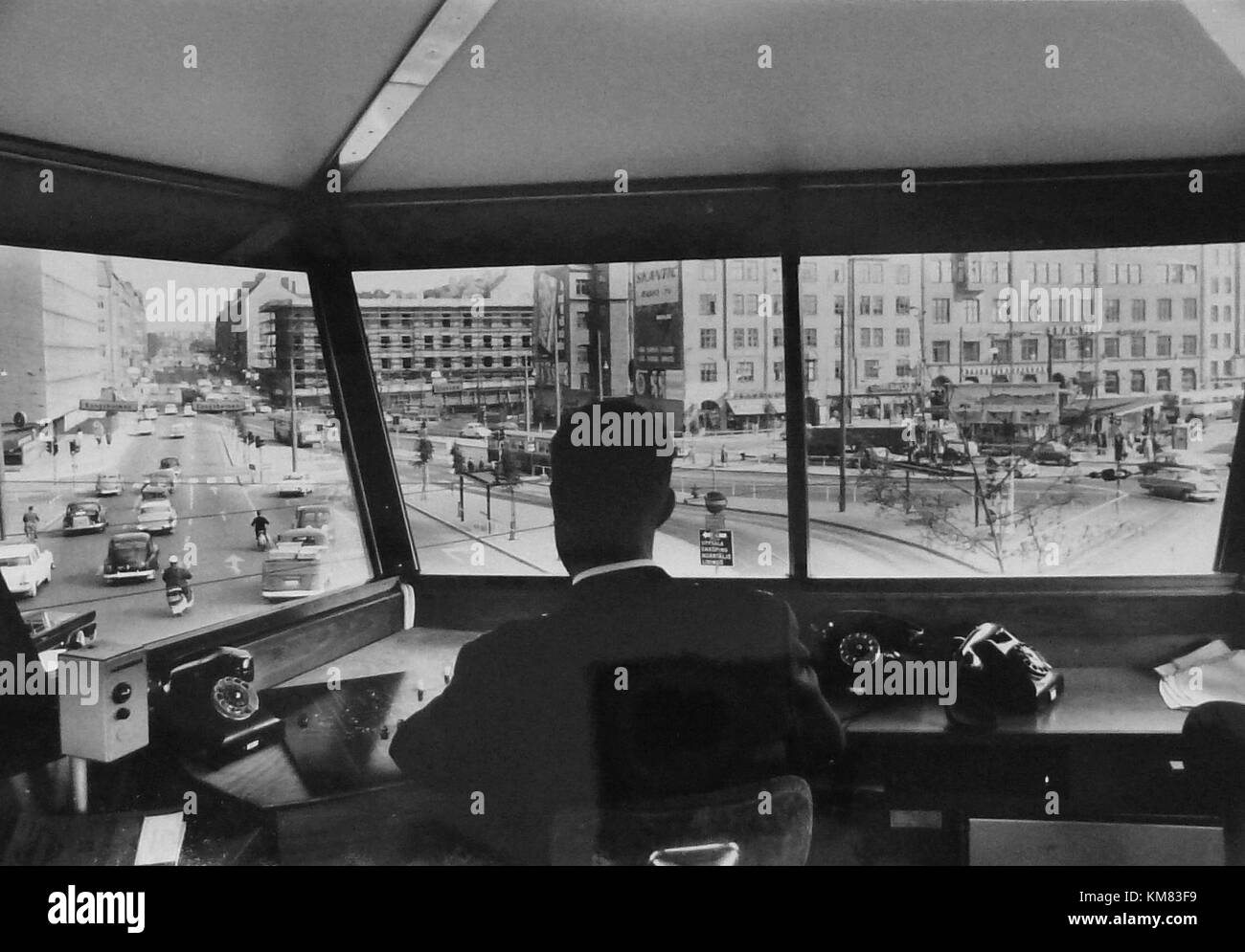 Hornstull trafikledartorn, construit en 1962, est une tour de contrôle de la circulation située dans le quartier Hornstull de Stockholm, en Suède. La tour fait partie de l'infrastructure de transport de Stockholm, supervisant les opérations de circulation dans la région. Banque D'Images