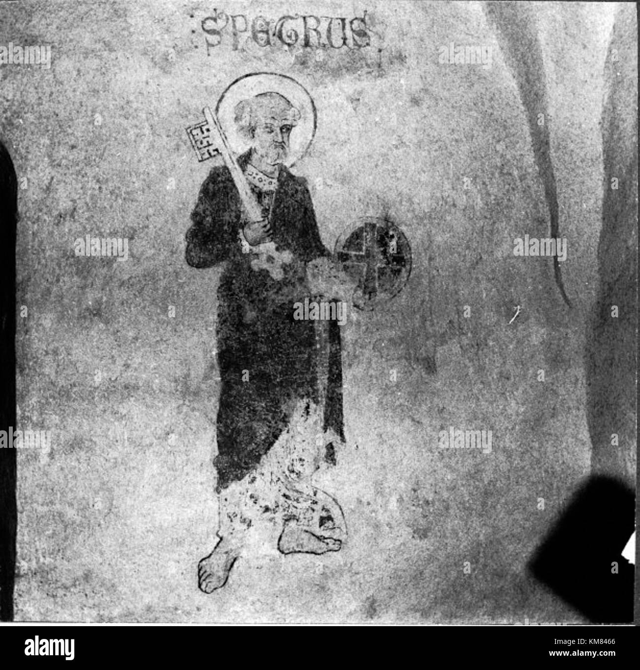 L'église Hejdeby, située à Gotland, en Suède, est une église médiévale construite par étapes au cours du XIIIe siècle. Il comprend un chœur rond, une nef romane et une tour gothique. L'intérieur est orné de peintures murales médiévales de deux périodes, représentant des apôtres, le couronnement de Marie, des saints et des scènes de la passion du Christ. Les meubles notables comprennent une croix triomphale du XIIIe siècle et des fonts baptismaux avec un couvercle en bois sculpté. Banque D'Images