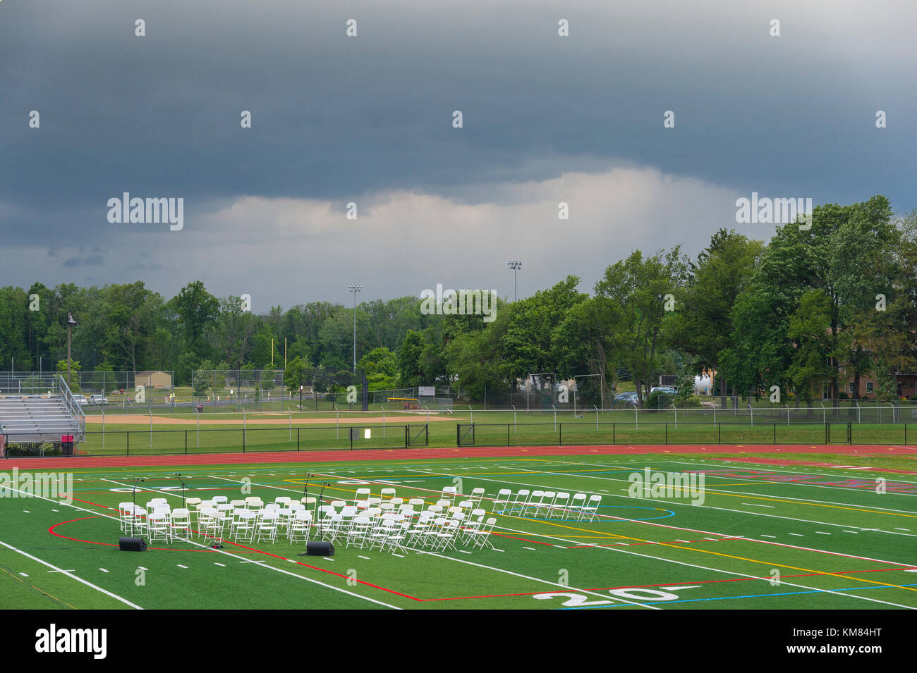 Bande vide de chaises sur terrain de football avec l'approche de l'Orage Banque D'Images