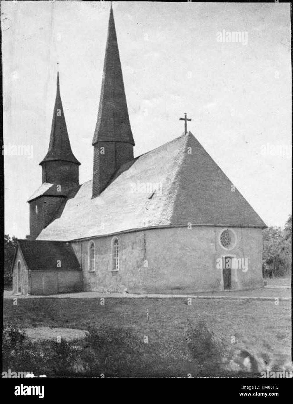 Levene Church, catalogué comme KMB 16000200161481, est une église historique située à Levene, en Suède. Caractérisée par ses tours jumelles et son toit en ardoise, les premières sections de l'église remontent au XIIe siècle, avec des agrandissements importants au XVIIe siècle. Il sert de lieu de culte et de repère culturel dans la région. Banque D'Images