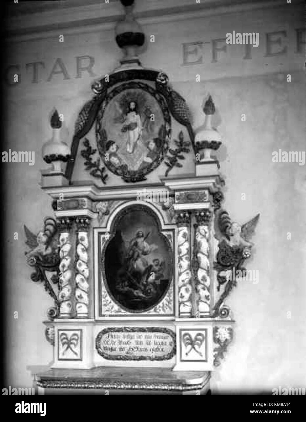 Une photographie de l'église Hardemo, cataloguée KMB 16000200045589, montrant sa conception architecturale. Banque D'Images