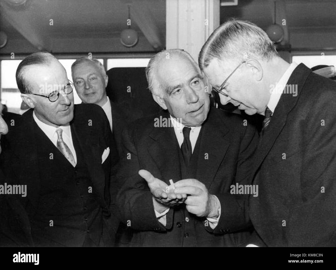 Cette image historique montre Niels Bohr, un physicien renommé, aux côtés d'un roi, peut-être danois. Bohr, célèbre pour ses travaux en théorie atomique et en mécanique quantique, est capturé dans une importante rencontre avec la royauté, mettant en évidence l'intersection de la science et de la société au début du XXe siècle. Banque D'Images