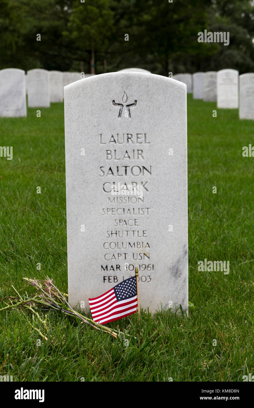 La tombe de Laurel Blair Salton Clark, membre de la navette spatiale Columbia, le Cimetière National d'Arlington, Virginia, United States. Banque D'Images
