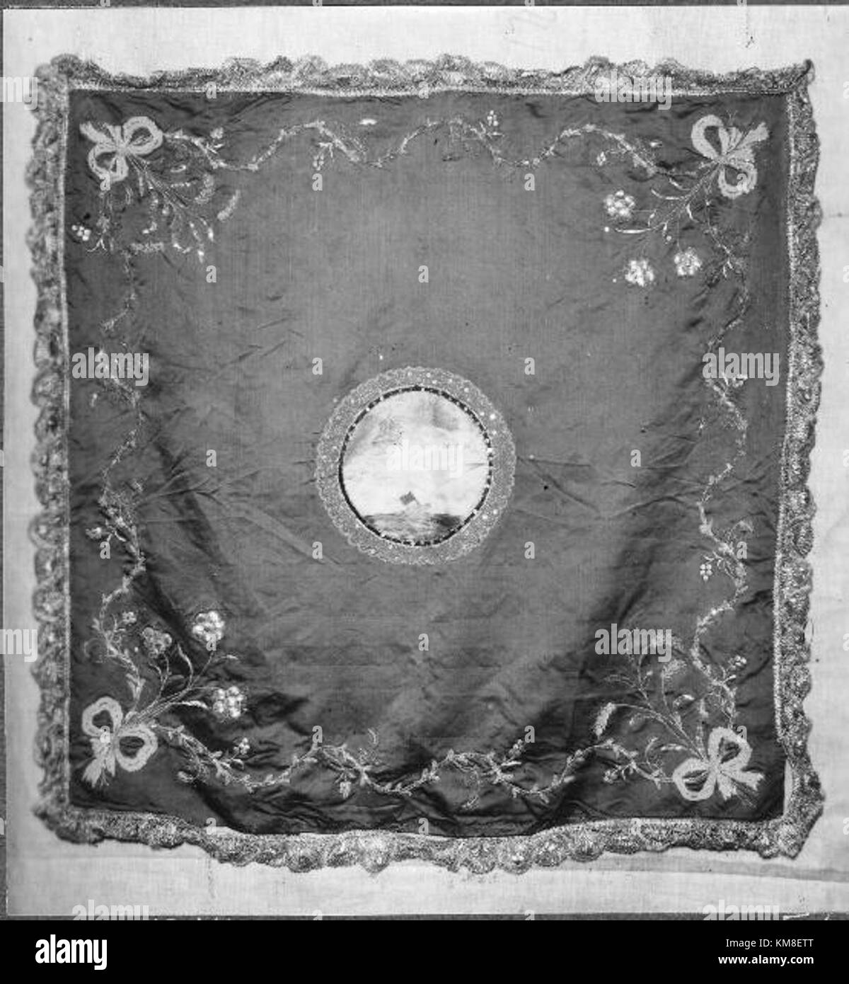 Nora kyrka (église Nora) est située en Suède et est un site historique important connu pour son architecture du XIXe siècle. L'église présente des styles architecturaux suédois traditionnels avec une tour proéminente. L’image montre l’extérieur de l’église et souligne son importance historique au sein de la communauté. Banque D'Images