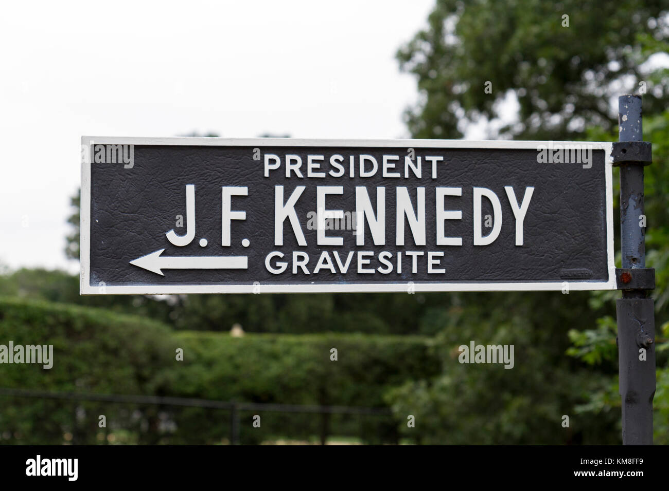 Panneau indiquant à la tombe du Président John F Kennedy, le Cimetière National d'Arlington, Virginia, United States. Banque D'Images
