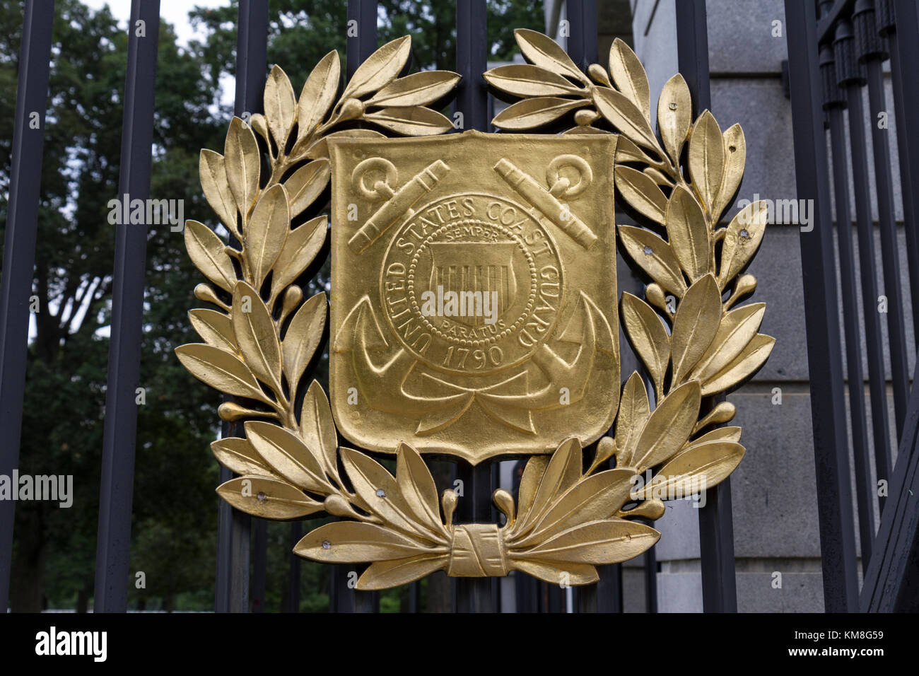 La couronne d'or de la sur la garde côtière des États-Unis sur l'entrée du Memorial (Schley Gates) pour le Cimetière National d'Arlington, Virginia, United States. Banque D'Images