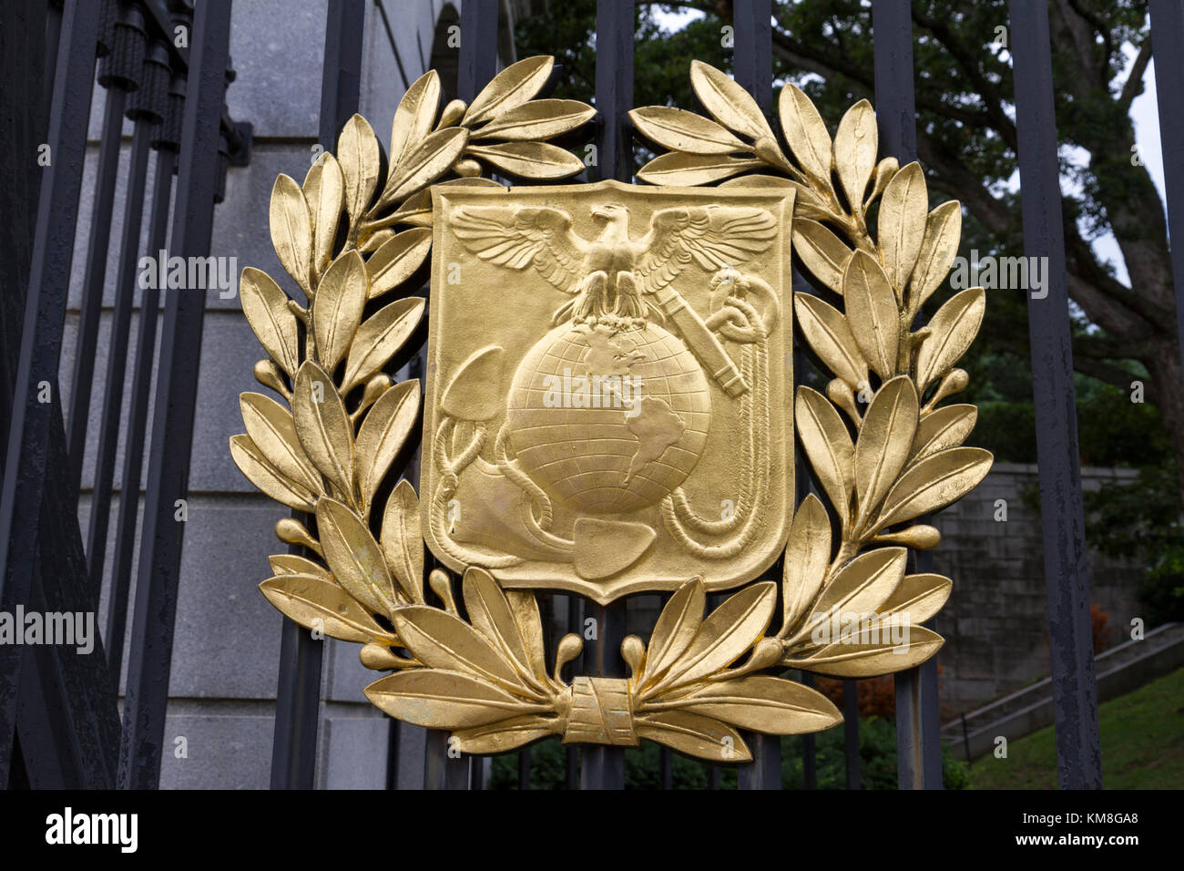 La couronne d'or de la sur la marine américaine sur l'entrée du Souvenir (Schley Gates) pour le Cimetière National d'Arlington, Virginia, United States. Banque D'Images