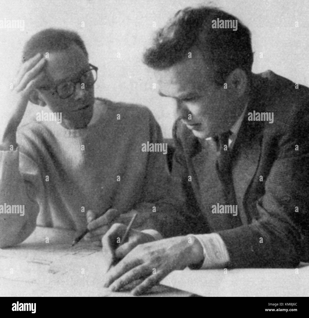 Portrait de Silow Olsson pris en 1955, capturant un individu du milieu du XXe siècle, mettant en valeur le style et la mode caractéristiques de cette période. Banque D'Images