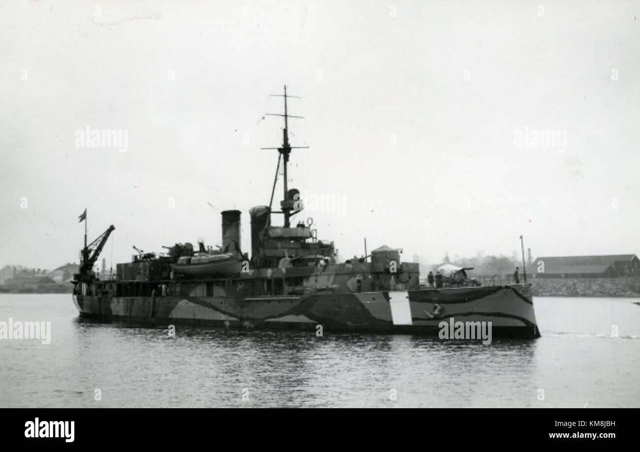 Le HMS Dristigheten, un navire de la marine suédoise, accosté à Karlskrona, en Suède. Le navire fait partie de la marine suédoise et est reconnu pour son rôle dans la défense maritime et les opérations navales. L'image montre le navire au port, mettant en évidence sa conception et ses capacités opérationnelles. Le HMS Dristigheten est un atout important de la flotte navale suédoise, contribuant à la défense et aux opérations maritimes du pays. Banque D'Images