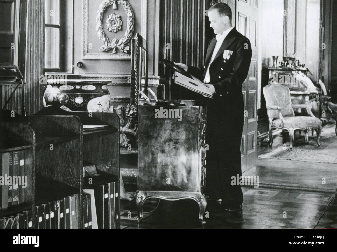 Kungens Radio, diffusée en 1932, était une émission de radio suédoise qui a marqué un moment important dans l'histoire de la radiodiffusion en Suède. Le programme présentait des messages royaux et des nouvelles nationales, symbolisant le rôle croissant de la radio dans la société suédoise au début du XXe siècle. Banque D'Images