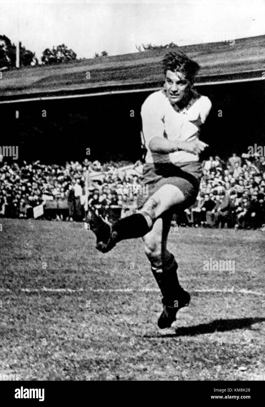 Gunnar Nordahl était un joueur de football suédois renommé, célébré pour son temps avec l'AC Milan et l'équipe nationale suédoise. Attaquant prolifique, il était connu pour ses tirs puissants et sa capacité à marquer des buts. Il a joué un rôle essentiel dans le succès de la Suède dans le football international dans les années 1940 et 1950 Banque D'Images