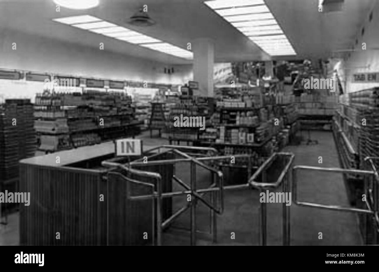 Le terme 'Sjalvbetjaning odeng' se traduit par 'magasin libre-service' en anglais, et fait référence à un concept de libre-service introduit en 1941 en Suède. Ce concept a révolutionné le secteur de la vente au détail en permettant aux clients de parcourir et de sélectionner des articles sans l'aide directe des employés de magasin. Banque D'Images