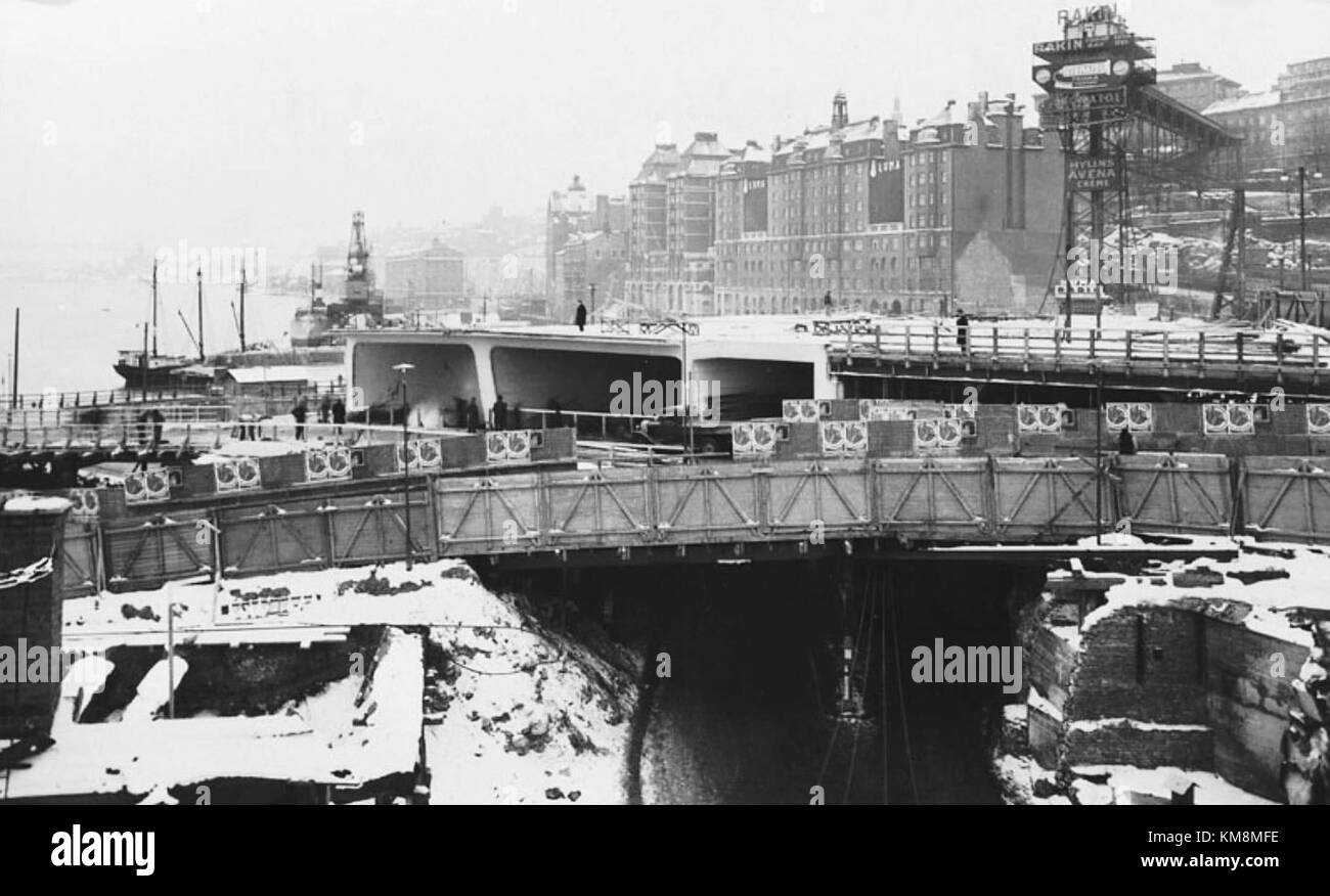 Slussen, un important carrefour de circulation et de voies navigables à Stockholm, en Suède, a été construit en 1933-1934. Cette image montre le développement de la zone, en capturant sa conception architecturale et son rôle dans la planification urbaine de Stockholm. Banque D'Images