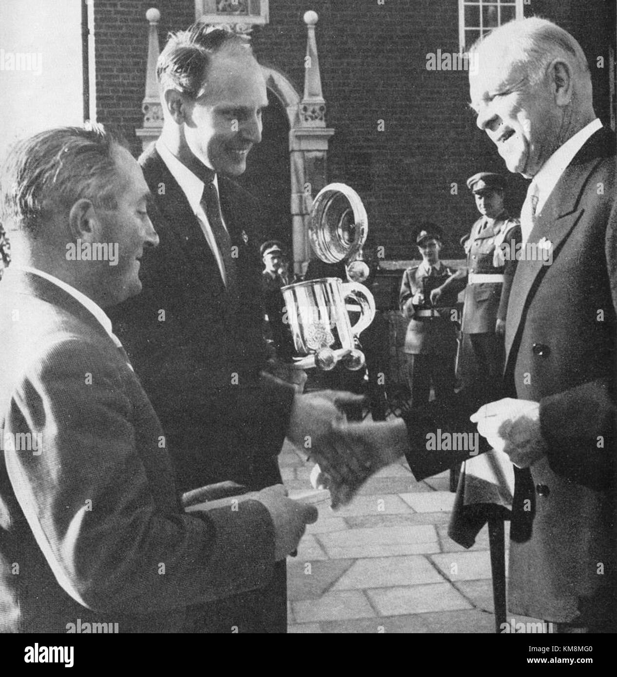 La Nilson Midnattssolsrallyt 1958 était un rallye automobile suédois, faisant partie de la série Midnight Sun Rally, qui se déroule pendant le solstice d'été en Suède, un événement sportif automobile unique. Banque D'Images