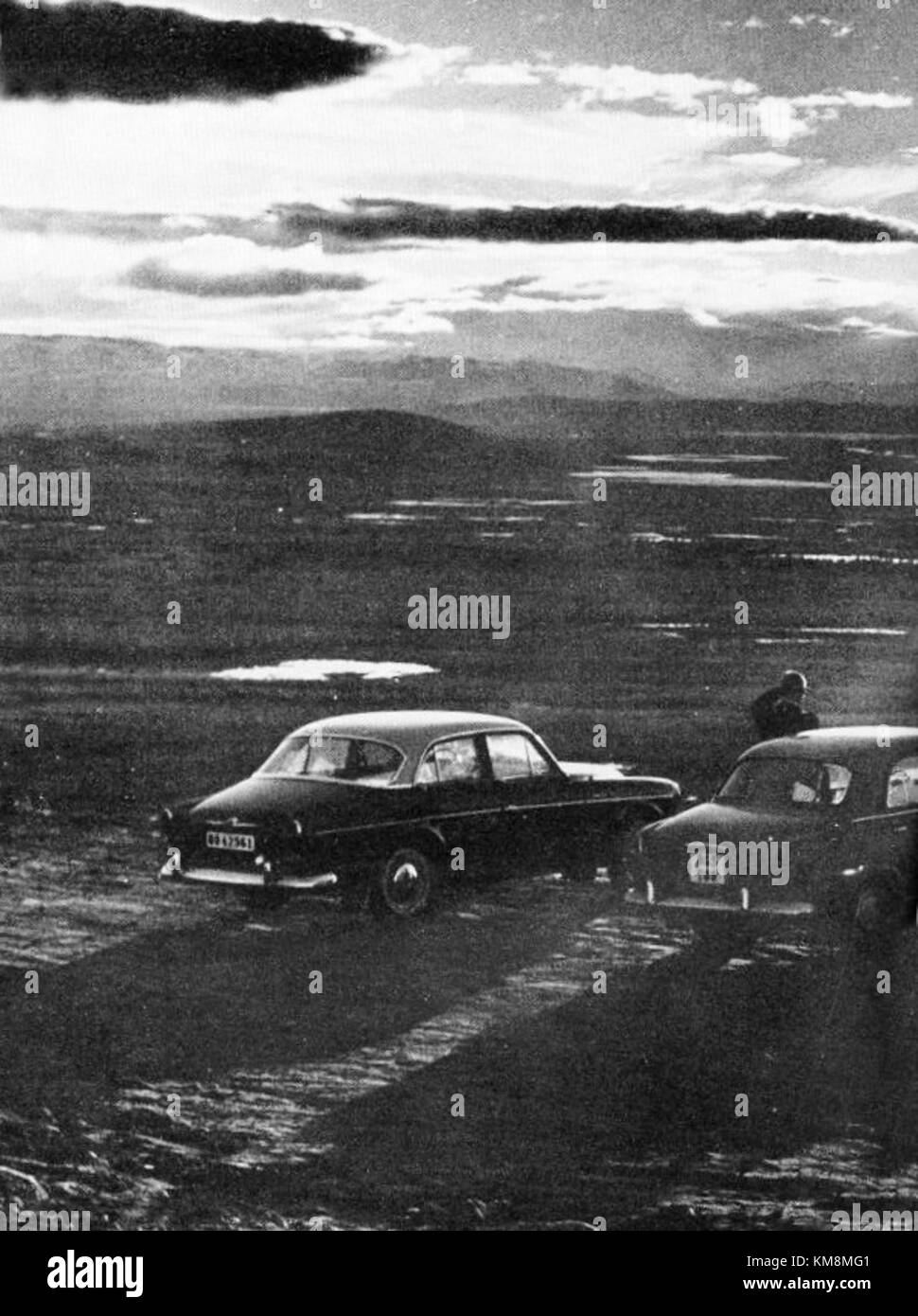 Le Midnattssolsrallyt, organisé en 1964, est un rallye suédois renommé qui se déroule sous le soleil de minuit pendant les mois d'été. L'événement présente un terrain accidenté et des conditions météorologiques difficiles, attirant des concurrents internationaux. Banque D'Images