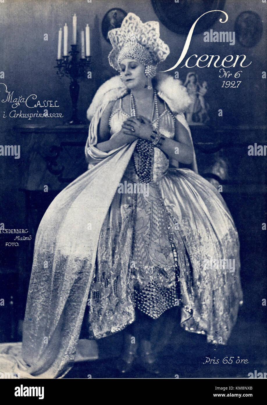 Cette photographie montre Maja Cassel dans une scène de 1927. Il capture son rôle dans une production du début du XXe siècle, reflétant les tendances culturelles et théâtrales de l'époque. Banque D'Images