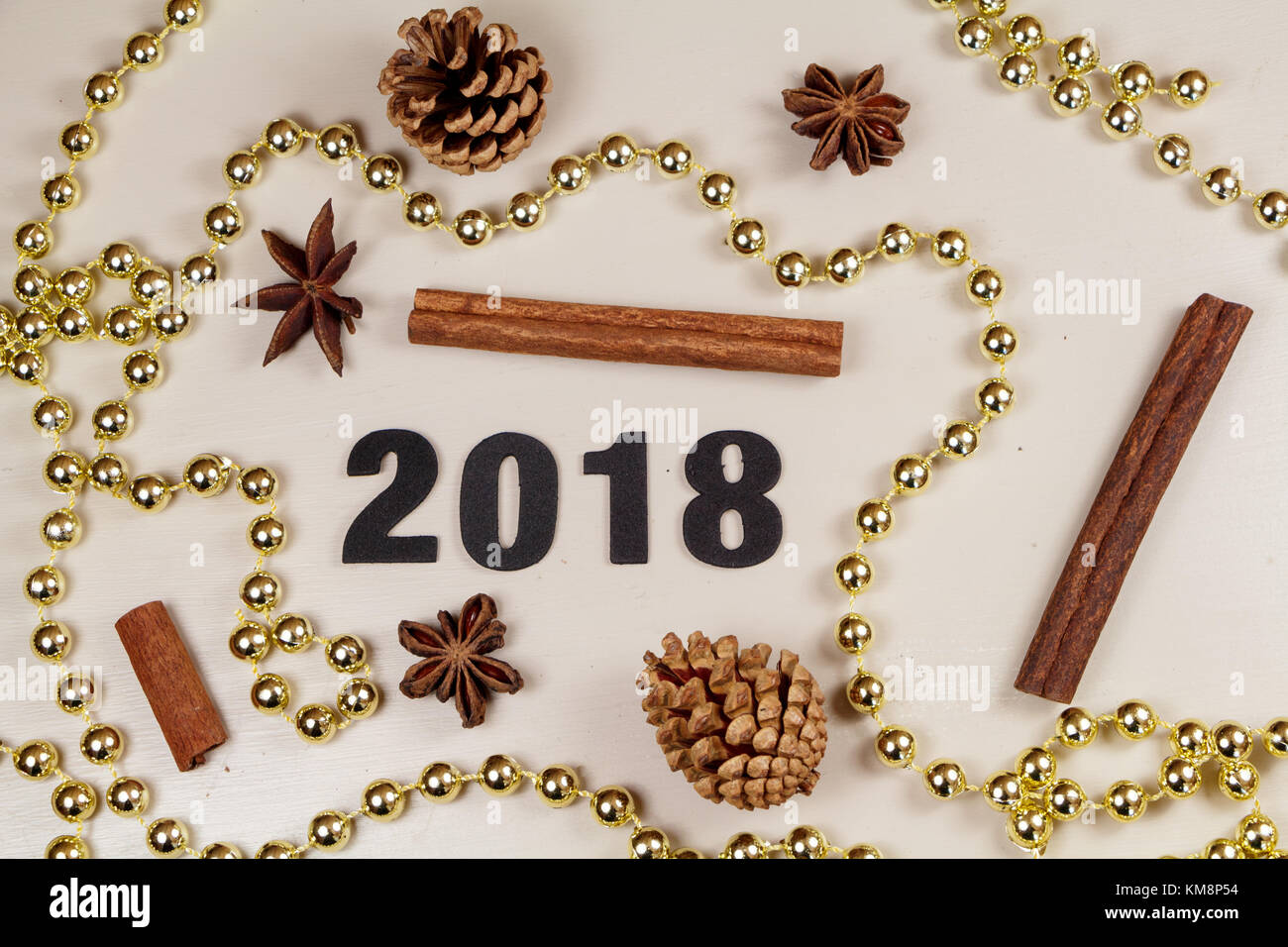 En 2018, des cônes de pin, des bâtons de cannelle, l'anis étoilé et de guirlandes de perles pour la décoration pour le nouvel an Banque D'Images