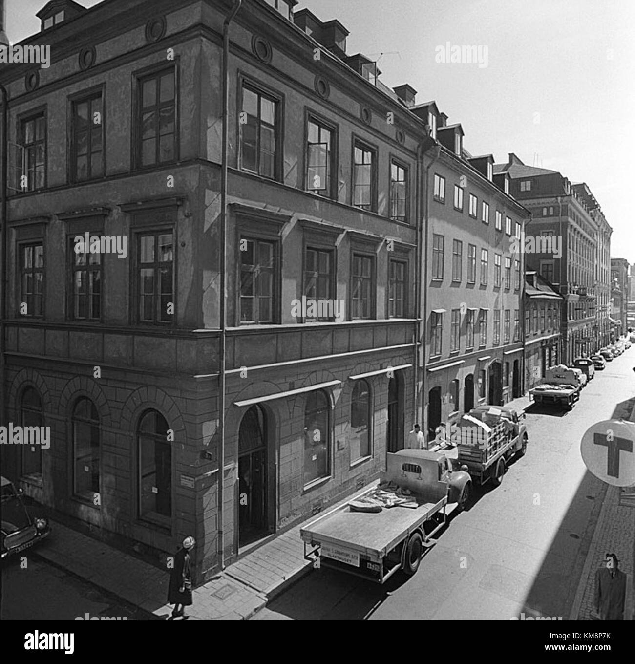Cette image montre Munkbrogatan 7-11 en 1958, un emplacement à Stockholm, en Suède. La photo offre un aperçu de la ville au milieu du XXe siècle. Banque D'Images Cette image montre Munkbrogatan 7-11 en 1958, un emplacement à Stockholm, en Suède. La photo offre un aperçu de la ville au milieu du XXe siècle. Banque D'Images