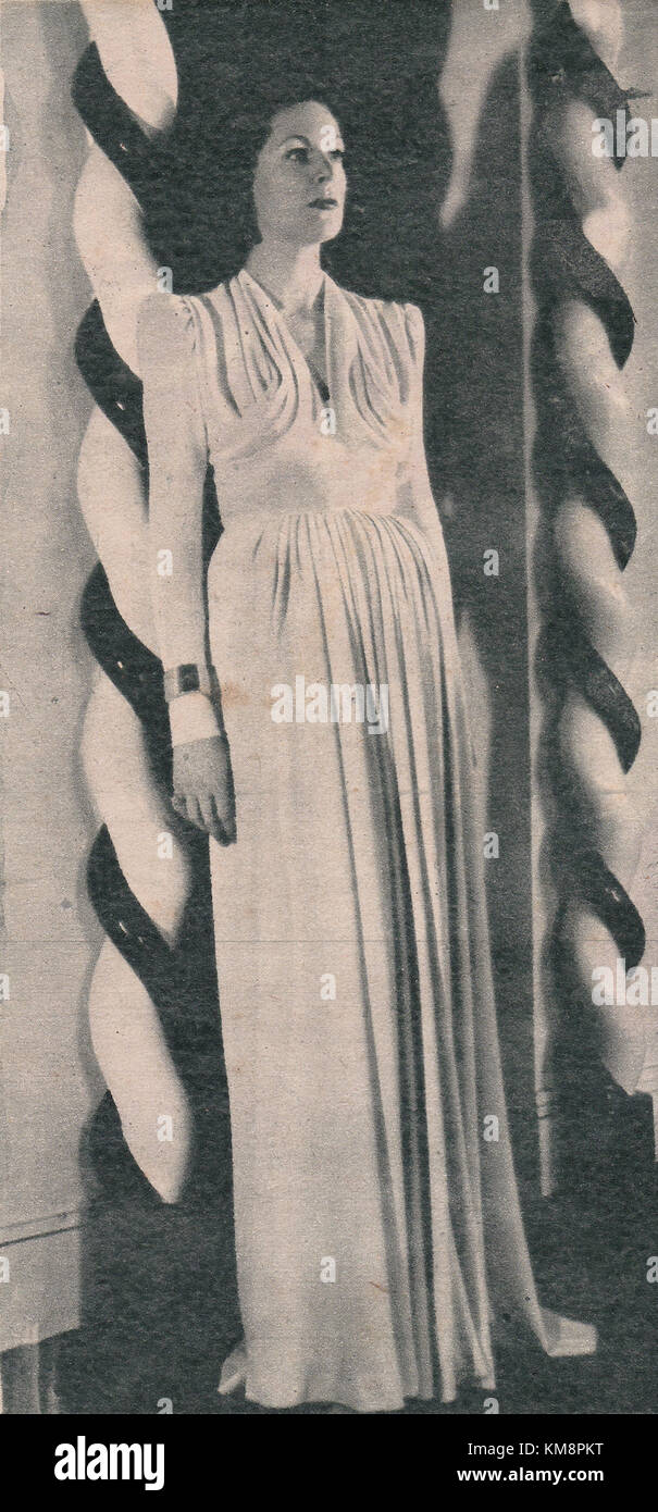 Madeleine Robinson est une actrice française connue pour son travail considérable dans le cinéma et le théâtre. Elle a gagné en reconnaissance pour ses performances puissantes dans des rôles dramatiques et comiques. Robinson est une figure importante du cinéma français, en particulier au milieu du XXe siècle, contribuant de manière significative à l'histoire cinématographique et au patrimoine culturel du pays. Banque D'Images