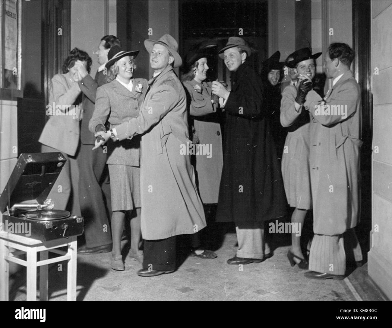 Cette photographie montre des norvégiens dansant ensemble pour célébrer la paix, marquant probablement la fin d'un conflit. Le joyeux rassemblement reflète la tradition culturelle de la danse comme forme de célébration et d'unité dans la société norvégienne. Banque D'Images Cette photographie montre des norvégiens dansant ensemble pour célébrer la paix, marquant probablement la fin d'un conflit. Le joyeux rassemblement reflète la tradition culturelle de la danse comme forme de célébration et d'unité dans la société norvégienne. Banque D'Images