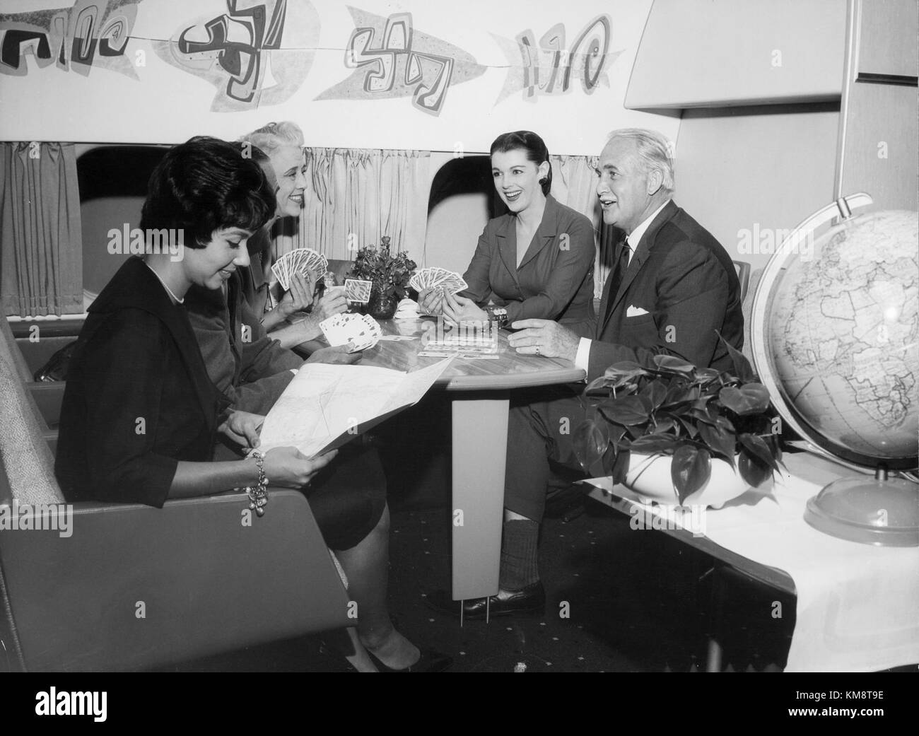 L'avion SAS DC-8 33, qui fait partie de la flotte Scandinavian Airlines System, présente un intérieur redessiné avec un nouveau décor de cabine et une nouvelle disposition des sièges pour améliorer le confort des passagers pendant les vols. Banque D'Images