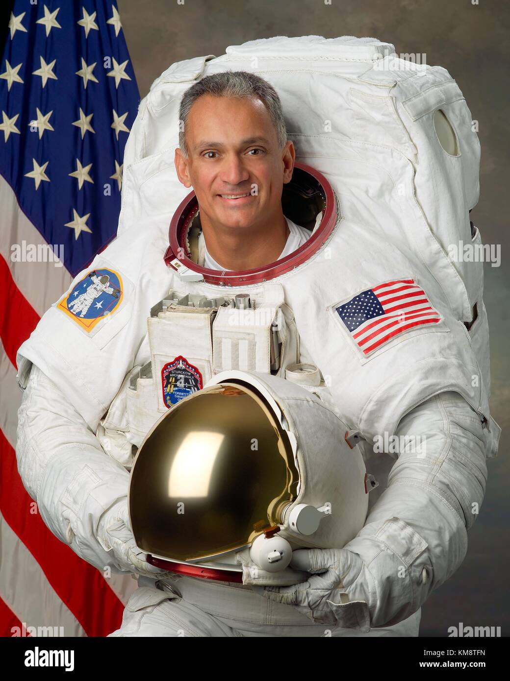 Portrait officiel de la nasa sts-117 et STS-128 mission, l'astronaute John olivas òdannyó dans une combinaison spatiale au Centre spatial Johnson photo studio 18 septembre 2006 à Houston, Texas. (Photo de la nasa photo via planetpix) Banque D'Images