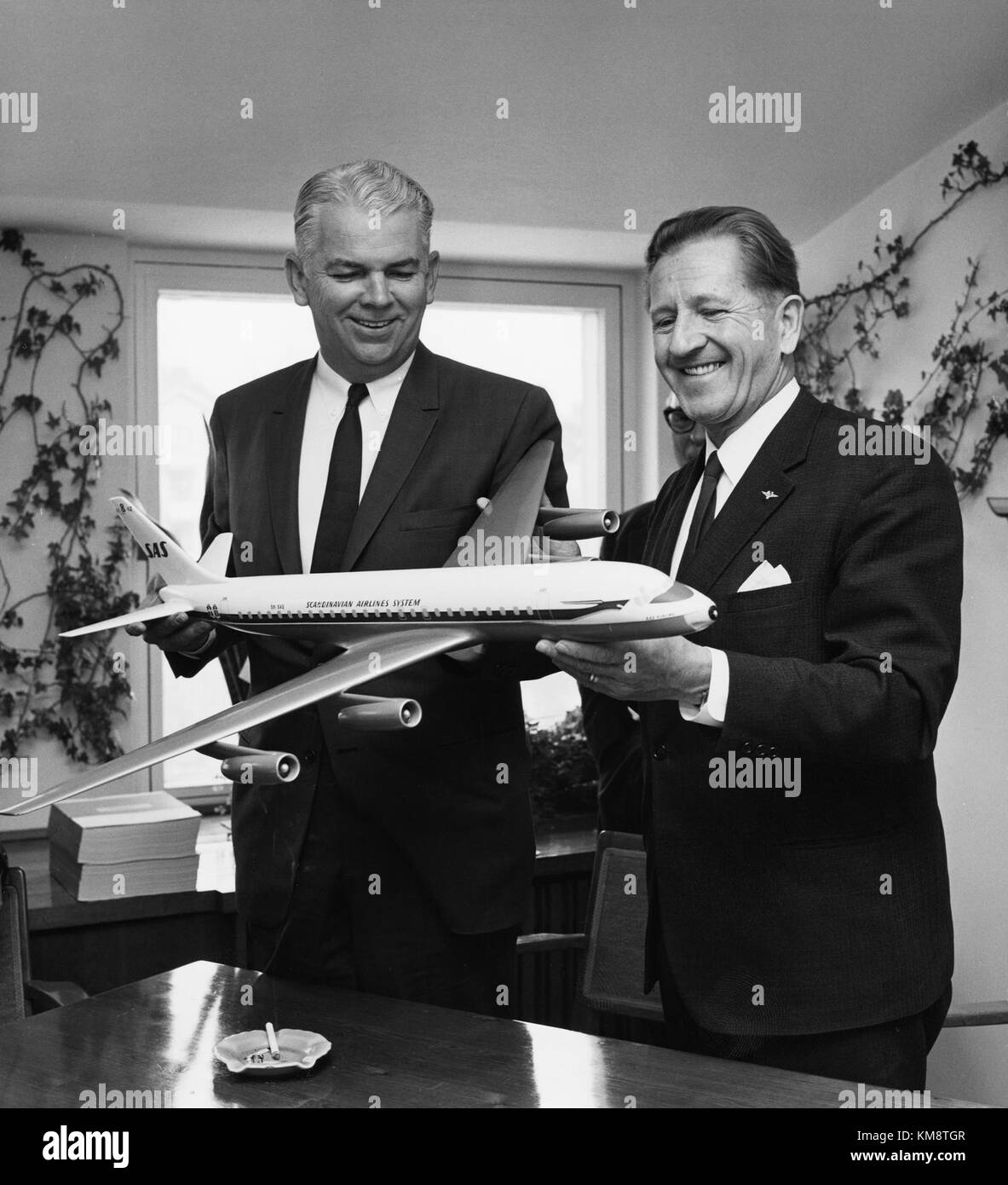 SAS DC 8 62 Accord de signature 1964 11 26. De gauche McGowen, Douglas et Karl Nilsson, Directeur général de SAS Banque D'Images