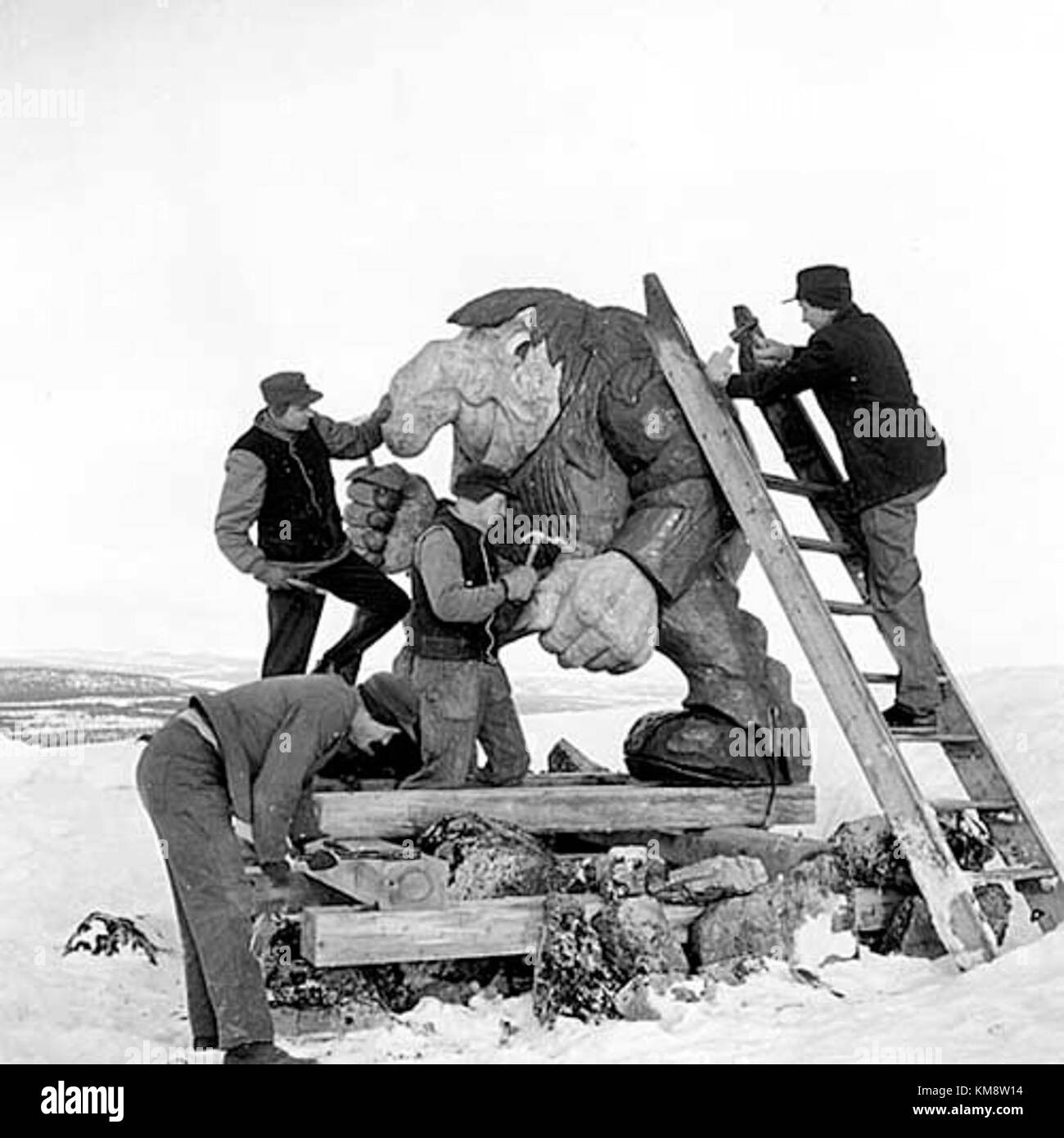 Hovdegubben, une formation rocheuse historique en Suède, capturée en 1961. Connu pour sa forme distinctive, le rocher est devenu un monument emblématique de la géologie et de l'histoire naturelle suédoises. Banque D'Images