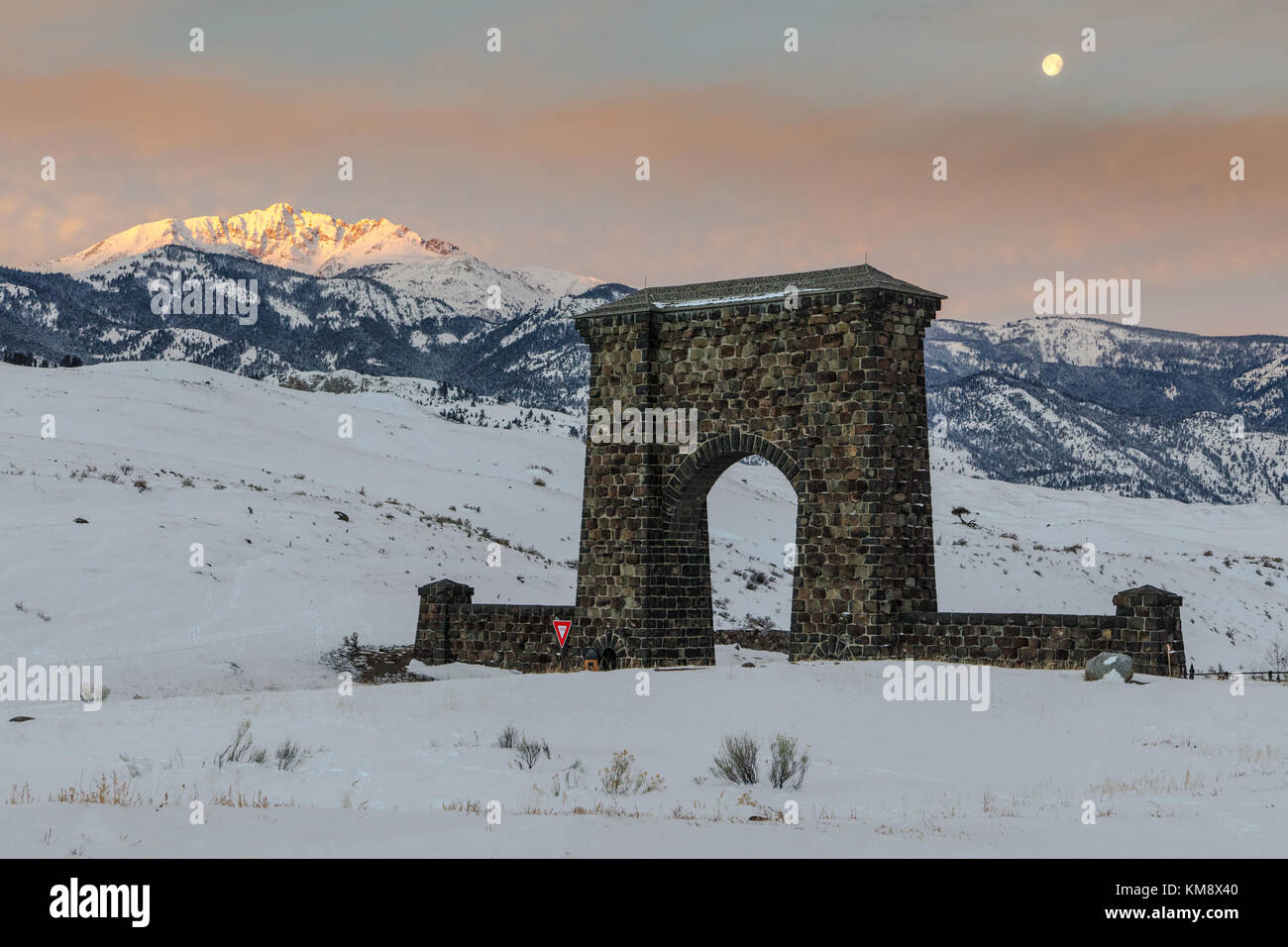 Le soleil se lève comme une pleine lune se couche derrière les roosevelt arch et les montagnes à pic électrique le parc national de Yellowstone en hiver Le 14 janvier 2017 à Gardiner, le Wyoming. (Photo de jacob w. Frank via planetpix) Banque D'Images