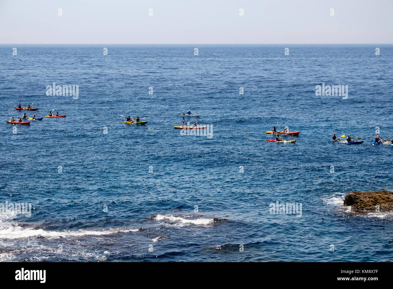 Beaucoup de gens de l'eau des kayaks ride en face de la vieille ville de Dubrovnik dans la mer bleue de la Méditerranée en été. Banque D'Images
