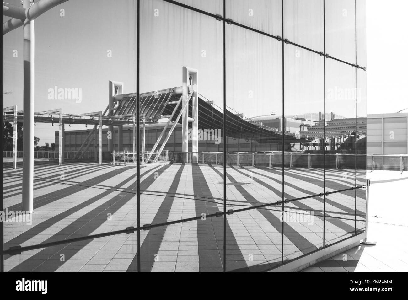 Lignes et formes reflétées dans la paroi de verre, architecture photographie en noir et blanc. Banque D'Images