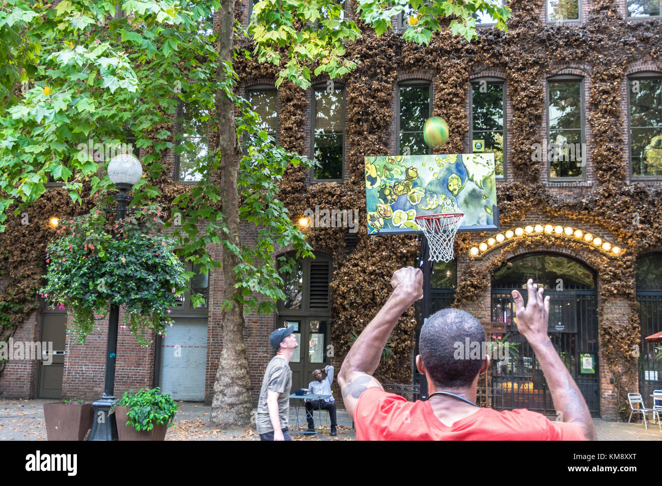 Seattle, Washington, États-Unis - 5 septembre 2017 : deux hommes jouant au basket-ball devant le Grand Central Arcade au Pioneer Square, Seattle. Banque D'Images