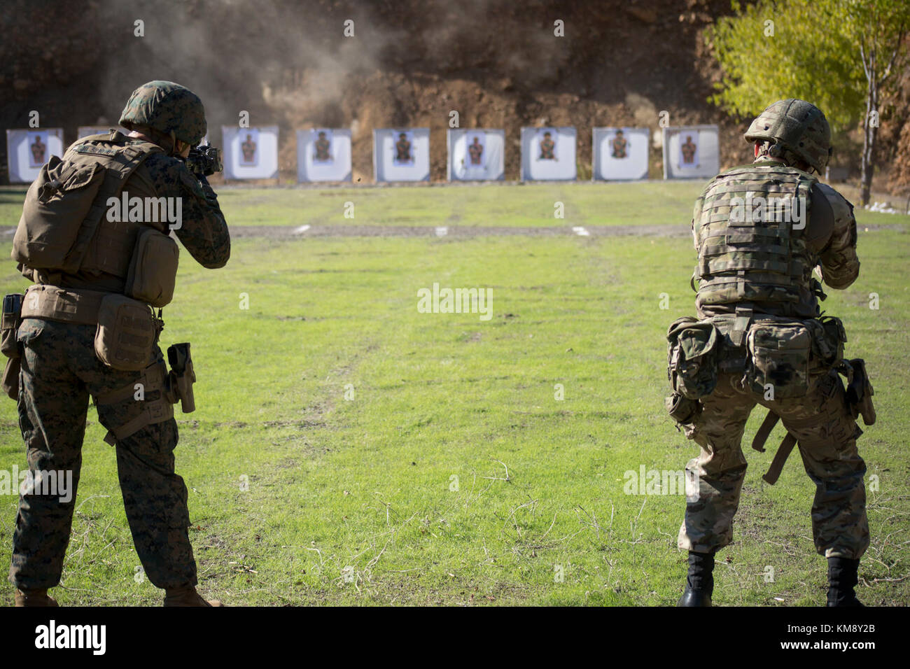 Les Marines des États-Unis avec la force de rotation de la mer Noire 17.2 et les Marines britanniques Royal Shoot sur une gamme de fusil/pistolet pendant l'entraînement d'intégration de la force à Aksaz, Turquie, 6 novembre 2017. Les Marines des États-Unis ont participé à l'exercice Blue Raptor, un événement de formation auquel participent les militaires des États-Unis, du Royaume-Uni et de la Grèce pour améliorer l'interopérabilité et promouvoir la stabilité dans toute la région. Banque D'Images