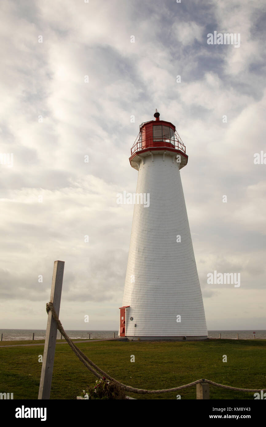 Phare de Point Prim sur l'Île du Prince Édouard, Canada contre un ciel bleu nuageux aux beaux jours. Banque D'Images