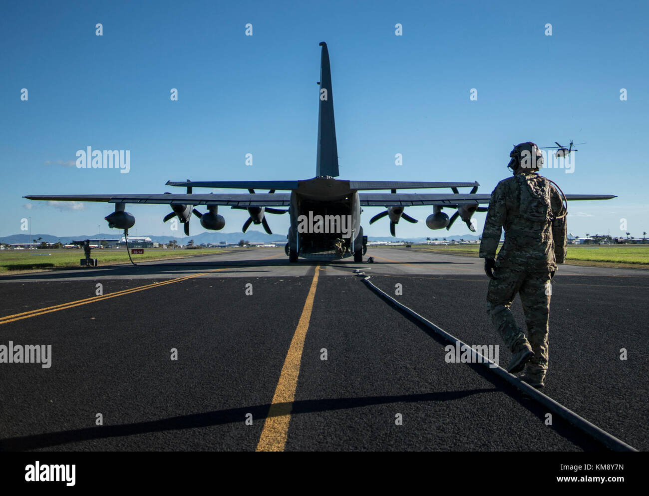 U.S. Air Force Tech. Le Sgt. Kade Bollinger suit le tuyau de ravitaillement retour à l'US Air Force MC-130J Commando II à la suite de l'avant des activités du point de ravitaillement en vol avec cinq HH-60 Blackhawks (du 6e Force d'assaut de l'aviation, 17 juillet 2017 à Mackay, Australie, champ. Banque D'Images