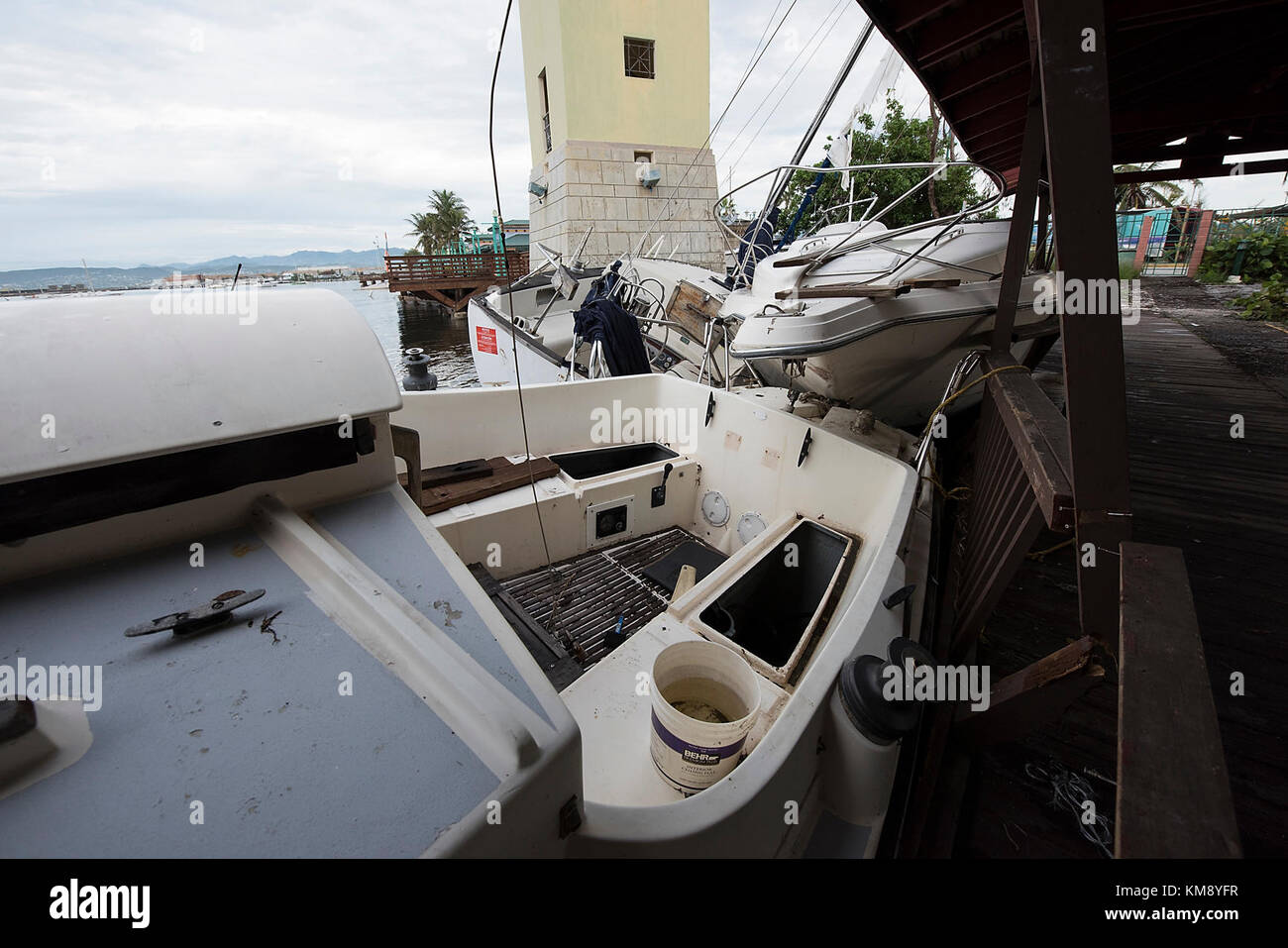 Navires détruits par l'ouragan maria s'asseoir à la masse à l'encontre d'une promenade à ponce, Porto Rico, nov. 19, 2017. Le FSE maria-10 pr commandement unifié, composé du ministère des ressources naturelles et environnementales, la garde côtière, en collaboration avec le Porto rico la qualité de l'environnement, de contrôle de l'Environmental Protection Agency et le U.S. Fish & Wildlife Service et, répond aux navires endommagés, déplacées, immergé ou déprimées. Une partie de la mission FSE-10 est de protéger les habitats et les espèces menacées et en voie de disparition de l'impact de la pollution due à des Banque D'Images