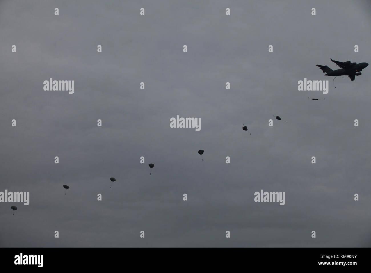 Les parachutistes de l'armée américaine quittent un Hercules C-130 pour rejoindre la Sicily Drop zone à l'appui de la 20e opération annuelle Randy Oler Memorial Toy Drop, le 2 décembre 2017, située à fort Bragg, en Caroline du Nord. Cette année, huit pays y participent, dont la Colombie, le Canada, la Lettonie, les pays-Bas, la Suède, l'Italie, l'Allemagne et la Pologne. L'opération Toy Drop, organisée par le US Army civil Affairs & Psychological Operation Command (Airborne), est l'une des plus importantes opérations aéroportées combinées du monde entier. Banque D'Images